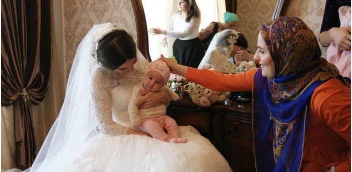 Чеченская супруга держит ребенка